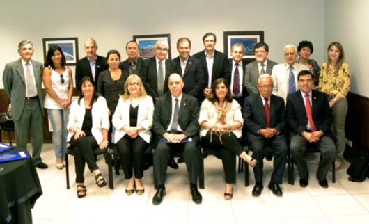 Dirigentes reunidos em Assunção. Pela SBP, drs. Dioclécio Campos Jr. (1º à esq. em pé) e Eduardo Vaz (6º)