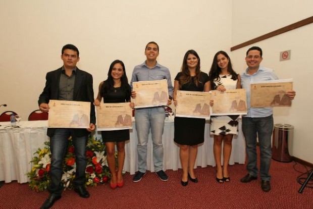 Vencedores do prêmio exibem suas honrarias (foto: Paulo Macedo)