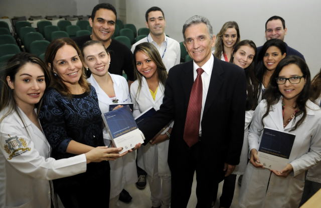 Drs. Silvana Fahel da Fonseca e Dioclécio Campos Jr. com residentes da UnB e o livro “Currículo Pediátrico Global (SBP e Manole)”.