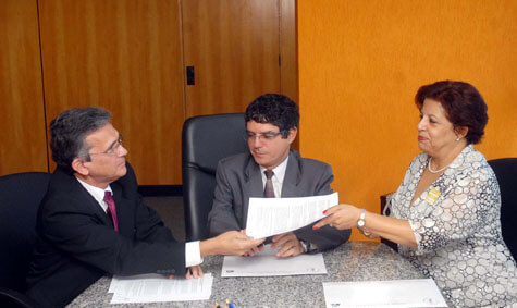 Dr. Dioclécio com Iolanda, da Unidas e com dr. Fausto, da ANS, ao centro.