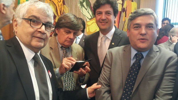 Eduardo da Silva Vaz (1º à esq) com Emílio César Zilli, diretor de defesa profissional da AMB; deputado federal Luiz Henrique Mandetta e com Florentino Cardoso, presidente da AMB |arquivo pessoal médico