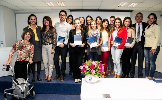Os diretores da SBP, Sandra Grisi e Dioclécio Campos Jr., em maio de 2015, com preceptores e residentes dos programas de Florianópolis – o Hospital Infantil Joana de Gusmão e o Hospital Universitário da UFSC.