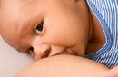 Pediatras do Brasil criticam ação do governo americano contra o aleitamento materno 