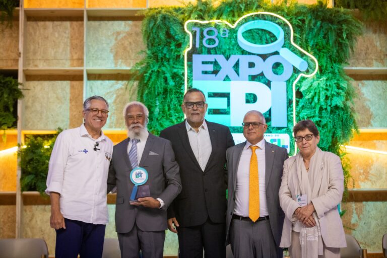 Editor-chefe da revista Residência Pediátrica, dr. Clemax Couto Sant’Anna, é homenageado pela 18ª Expoepi